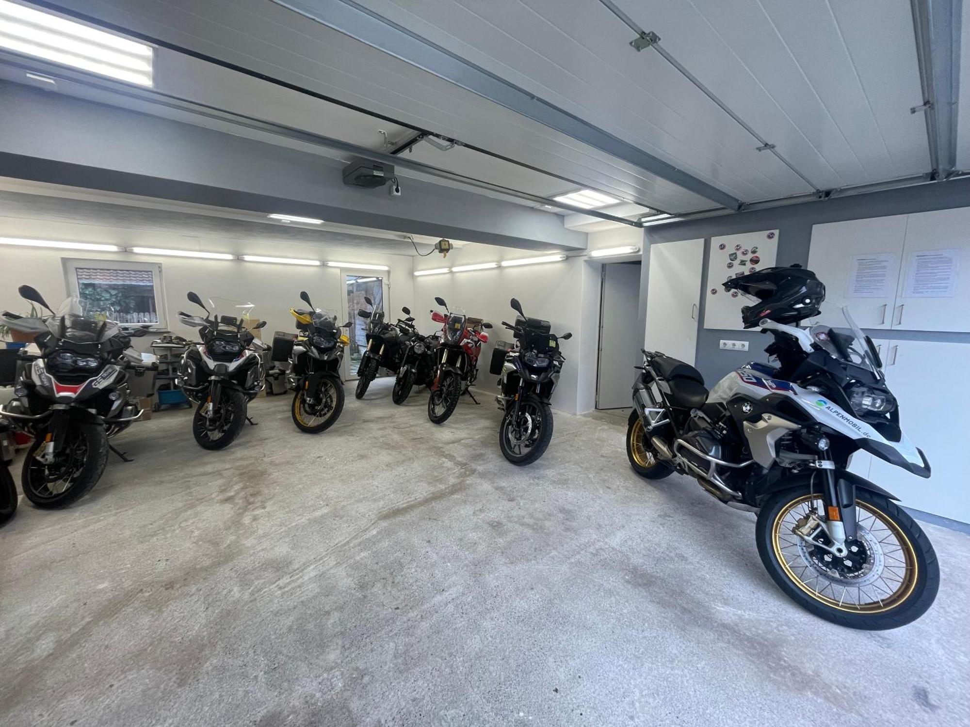 Alpen-Hostel - Apartment Talstation Mit Motorradvermietung Memmingen Bagian luar foto